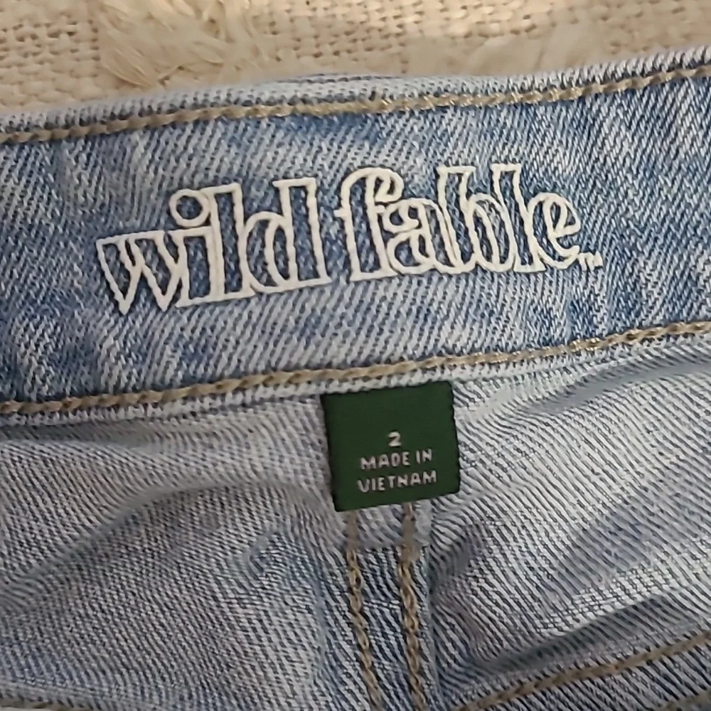 ☀️High-rise button up jean shorts ✨️ light wash✨️ like new! Size 2 - Picture 6 of 7